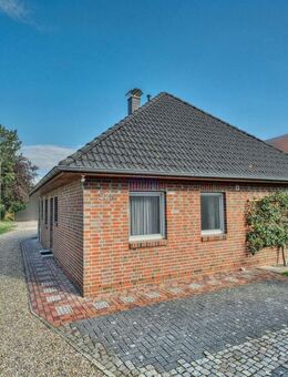 Schöner Walmdachbungalow mit Carport auf kleinem Grundstück in Elsfleth-Oberhammelwarden.... - Elsfleth