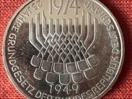 Zum 50. Jubeljahr eine 5 DM Silber-Gedenkmünze von 1974 - Münster (Hessen)