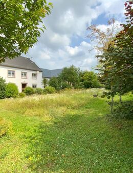 Ehemaliges renoviertes Bauernhaus im Landhausstill mit Nebengebäuden, ca. 2.650 m² Grundstück inkl. eines weiteren Baugrundstücks, gelegen in Hersdorf - Hersdorf