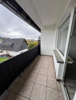 Erstbezug nach Sanierung - Leerstehende 3 Zimmerwohnung mit Windgeschützter Süd-Loggia! WE 3 - Gummersbach