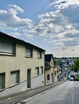*** Provisionsfrei für den Käufer!! Teilsaniertes 1-2-Familienhaus mit moderner Brennwert-Therme, Wintergarten und so... - Reichenbach (Vogtland)