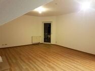Traumhafte 3 Zimmer Wohnung mit Süd-Dachbalkon, Westloggia und Stellplatz in ruhiger Lage - Würzburg