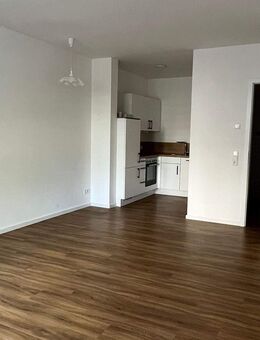 ZU VERMIETEN: 2-Zimmer-Wohnung im EG in barrierefreier Wohnanlage mit hochwertiger Ausstattung, Einbauküche und Parkanlage - Bad Sassendorf