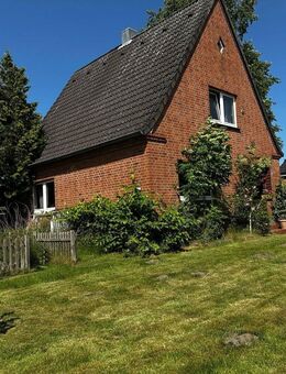 Sanieren oder Neubau, Sie haben die Wahl! Vermietetes Einfamilienhaus mit Hauskoppel! - Lasbek