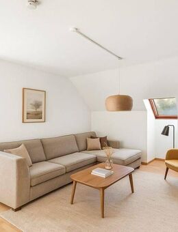 Gemütliche 2,5 Zimmer Dachgeschoss-Wohnung mit Südbalkon inkl. Stellplatz - Ismaning