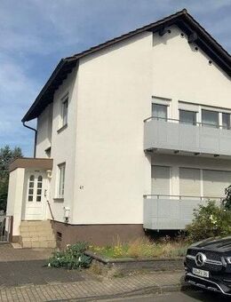 Freistehendes Einfamilienhaus mit Wintergarten, 3 Garagen und großem Grundstück in Bruchsal-Untergrombach - Bruchsal