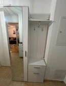 Eleganter weißer Garderobe mit Spiegel in 81929