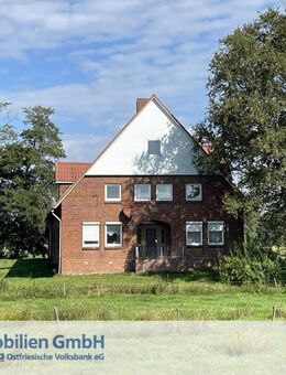 Resthof mit Grünfläche und moderner Halle - Wischhafen
