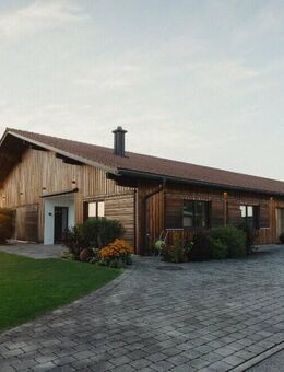 "Privates Refugium": 360 m² zwei Wohneinheiten - Ein Anwesen ca. 9600 m² Grund mit Panoramablick! - Tittmoning