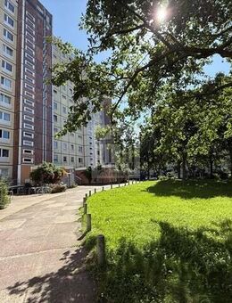 2-Zimmer, Süd-Ost-Balkon, ruhig am Park, verkehrsgünstig, Lift, Parkplätze, Einbauküche, bezugsfrei - Berlin