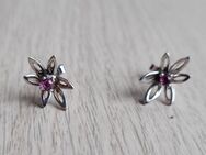 Wunderschöner Ohrring mit Blüten-Design & violettem Stein - Oberhausen
