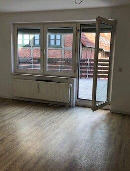 Mitten in der Innenstadt: Große, schöne 2 Zimmer mit Terrasse, Vollbad, EBK und barrierearm! - Neustadt (Rübenberge)