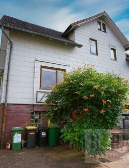 Charmante Doppelhaushälfte mit großem Gartenbereich - Rödental