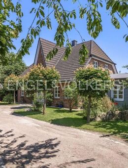 Wohnen unterm Friesendach - in 7 Zimmern, mit Kachelofen und Saunahaus im Garten - Bargfeld-Stegen