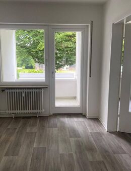 Schöne Erdgeschosswohnung am Waldrand - 4 Zimmer im 1. OG mit Wannenbad, sep. Gäste-WC & Loggia - Clausthal-Zellerfeld