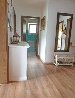 ***Wohlfühlwohnung mit EBK und Balkon sucht nette Mieter, die die Gartenarbeit lieben! *** - Riedenburg