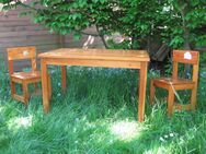 Kindertisch mit zwei Stühlen aus Holz - Kassel