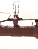 Historische Waage aus metall in blau oder braun in 10365