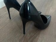 High Heels getragen Lack Schwarz - Oldenburg Zentrum