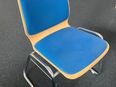 12 Stühle aus Holz mit blauem Sitzpolster in 55122