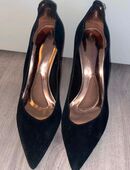 Elegante High Heels von Alla Pugachova aus schwarzem Wildleder – edel & zeitlos in 26121