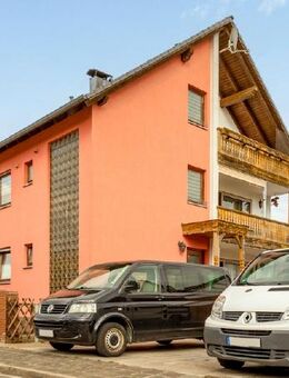 3-Familienhaus in Nürnberg – Top-Ausstattung mit drei Balkonen, Garten, Doppelgarage und zwei Stellplätzen - Nürnberg