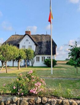 Reetdach-Doppelhaus in weiß mit Weitblick in bester Lage - Nieblum