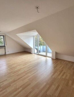Charmante 2 Zimmer DG-Wohnung mit Balkon, EBK uvm. in Wendelstein / OT. - Wendelstein