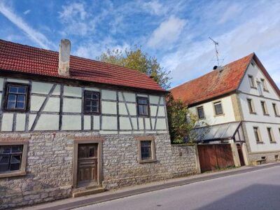 Einfamilienhaus mit bezauberndem Charme, weiteres kl. Einfamilienhaus, Innenhof, Scheune, Garten und Garagen in 97535 Wasserlosen-Burghausen, von Wür