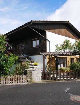 Charmantes Einfamilienhaus mit Gartenidylle und Weitblick ins Grüne - Oberleichtersbach