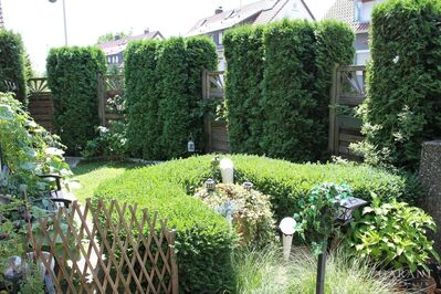 Hübsche, gepflegte Doppelhaushälfte, fünf Schlafräume, Balkon, Terrasse und Garten