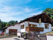 zeitlose LANDHAUSVILLA mit zwei Garagen, Schwimmteich/Pool und großem Garten - Heideck