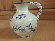 kleiner Krug ~ Blumenvase ~ handbemalt ~ creme mit blauem Dekor - Usingen