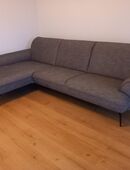 Wohnzimmercouch, Liege- und Sitzsofa mit Ottomane fast neuwertig in 92331