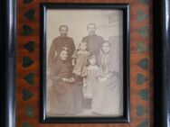 Familienfoto in Jugendstilrahmen mit Intarsien , Größe 38cm x 33cm - Görlitz