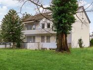 Ein großes Mehrfamilienhaus mit angrenzendem Baugrundstück und einem ausgedehnten Gartenbereich. - Karlsruhe