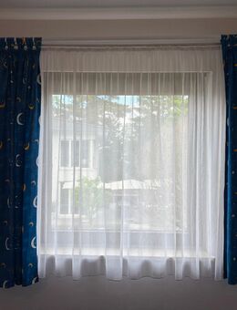 Günstig: Store, weiß + Übergardinen, blau mit Mond und Sternen - München