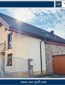 Großzügiges Einfamilienhaus mit wassergeführtem Kamin, Solarthermie und Photovoltaik-Anlage - Dudenhofen