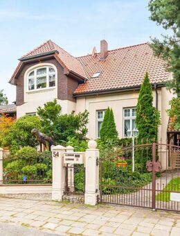 Gehdistanz S-Bahnhof Strausberg! Villa im Gründerzeit-Stil mit Keller, Garage, Saunen, Einbauküchen - Strausberg