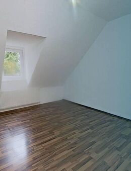 Gemütliche 2-Zimmer-Dachgeschosswohnung mit Wohnküche und Wannenbad - Bielefeld