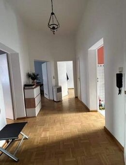 Sehr gut geschnittene Altbauwohnung in der Nähe vom Main und Baseler Platz - Frankfurt (Main)
