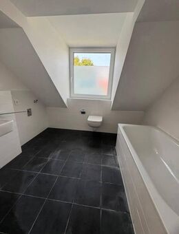 Gemütliche 3 Zimmer-Dachgeschoß-Wohnung mit Küche sucht Sie! - Nürnberg