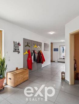 Exklusives Anwesen mit Wellnessoase, Büro und Gartenparadies in Hanglage - Weißenburg (Bayern)