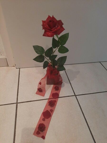 Kunstblume Kunstrose Dekoration Deko Rose in Vase mit Schleife - rot -Handarbeit - Essen