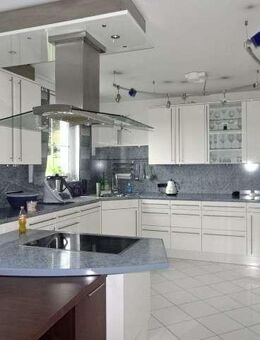 Mehr als nur Wohnen: Stilvolle Villa mit Halle, Garagen und Einliegerwohnung - Bruck (Oberpfalz)