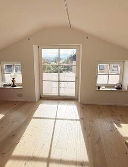 Helle 2,5 Zimmer Dachgeschoss-Ferienwohnung in Seenähe in Taching - Taching (See)