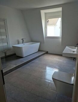 Charmante Dachgeschosswohnung mit hochwertiger Sanierung - 4 Zimmer, 106 m², vermietet - Remscheid