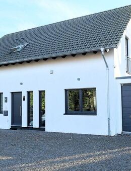 Modernes freistehendes Einfamilienhaus mit Pool und Garage - Kranenburg (Nordrhein-Westfalen)
