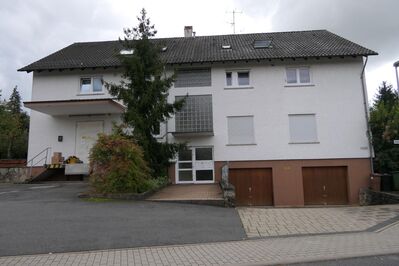 Entwicklungsfähiges Mehrfamilienhaus, grosszügiges Grundstück, Garagen, plus 8 Stellplätze