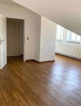 Frei! Zentral und doch ruhig: Schönes, helles Mansarden-Apartment mit Einbauküche, etc., + Parkplatz - Burglengenfeld